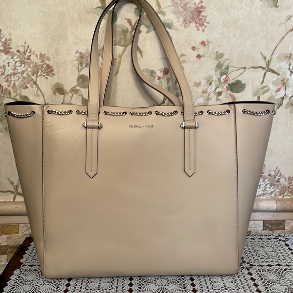 KENDALL + KYLIE IZZY CHAIN TOTE CREAM TAN